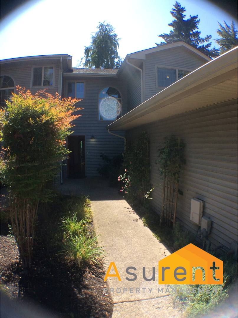 Townhouse for rent at 1106 E 11th St #C, Medford, OR 97504