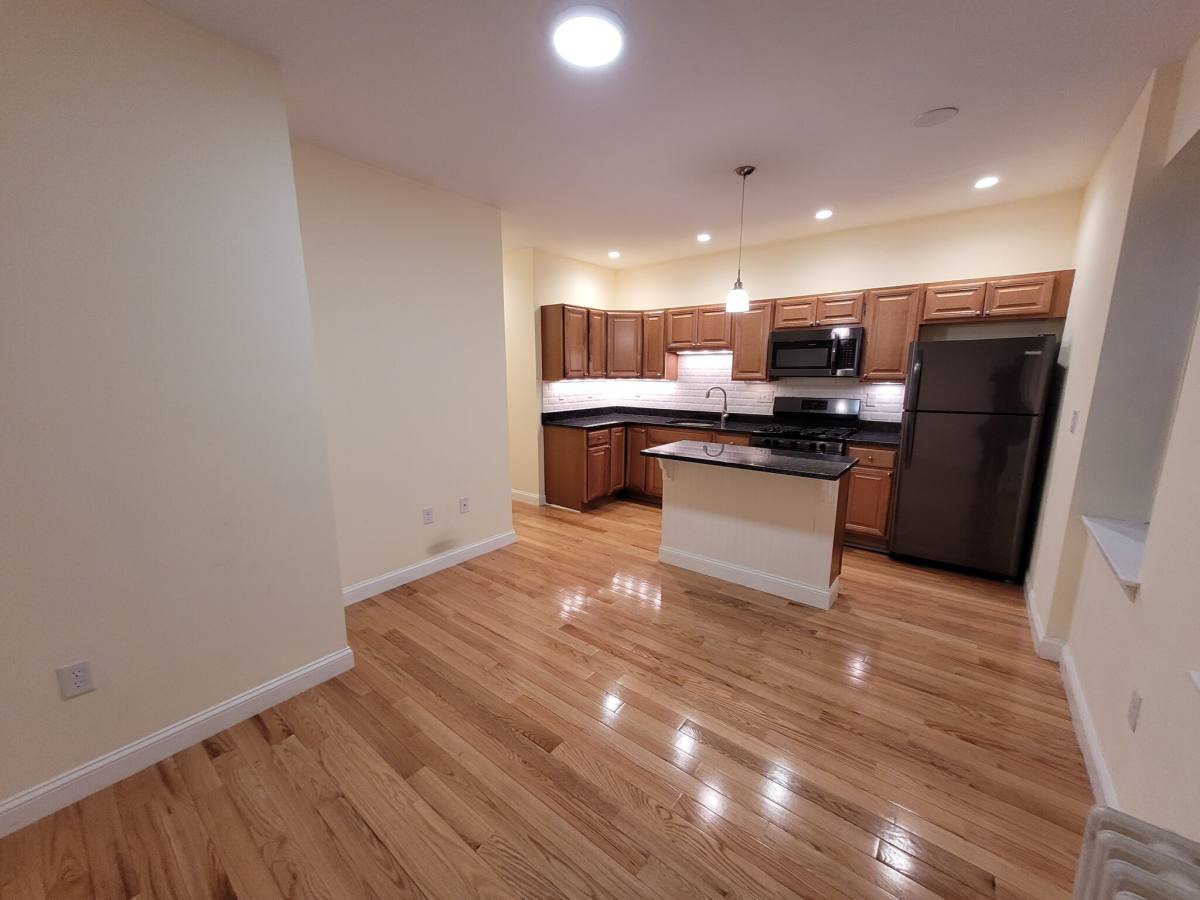 24 Phillips St #6, Boston, MA 02114