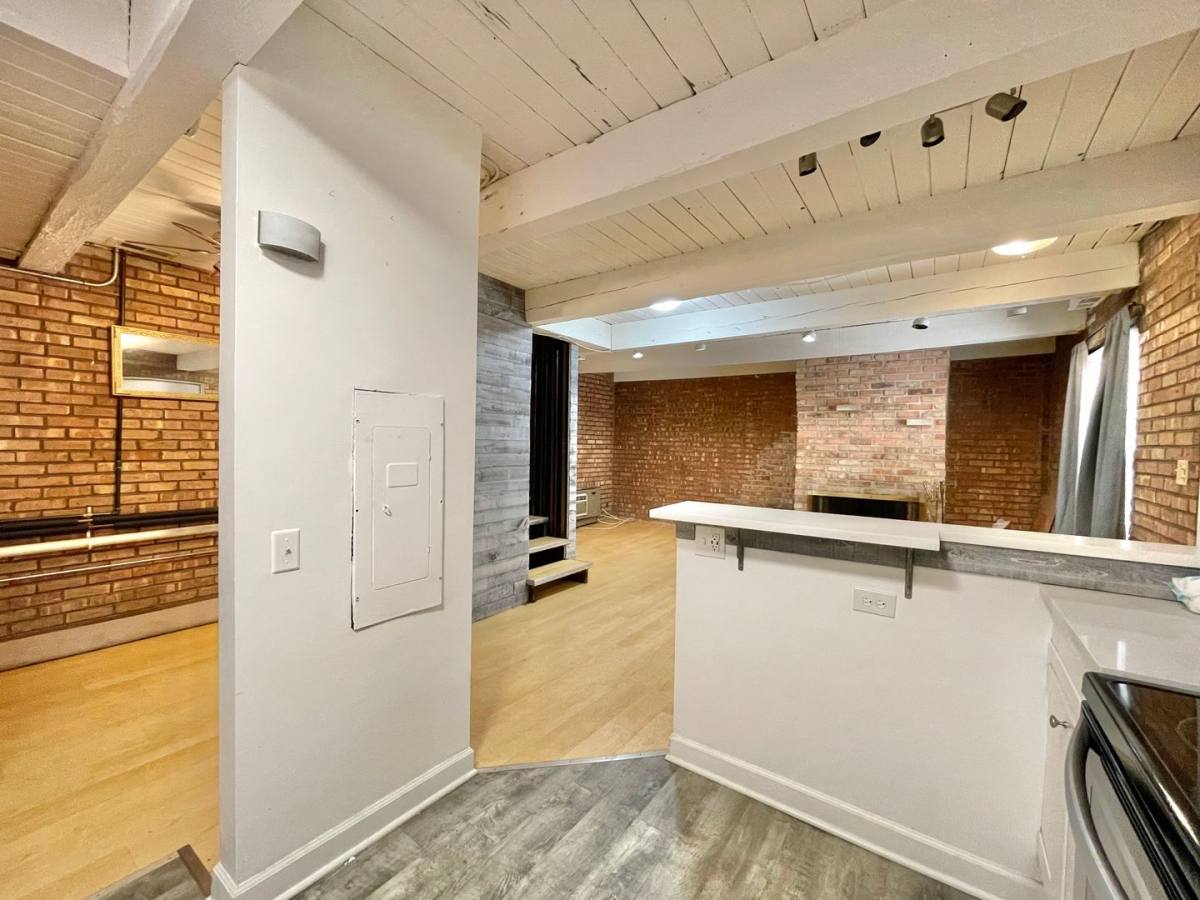 Townhouse for rent at 806 S Loomis St #B, Chicago, IL 60607
