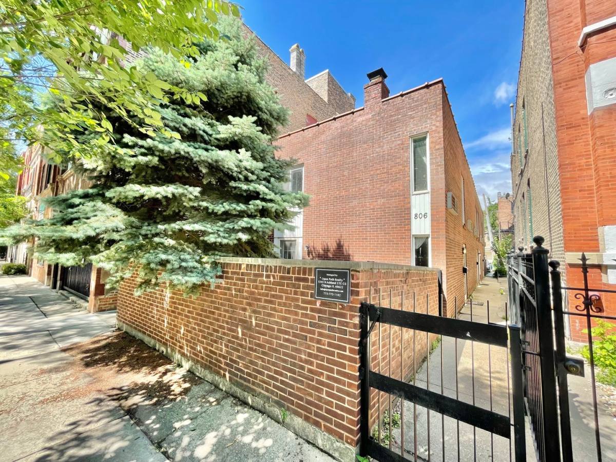 Townhouse for rent at 806 S Loomis St #B, Chicago, IL 60607