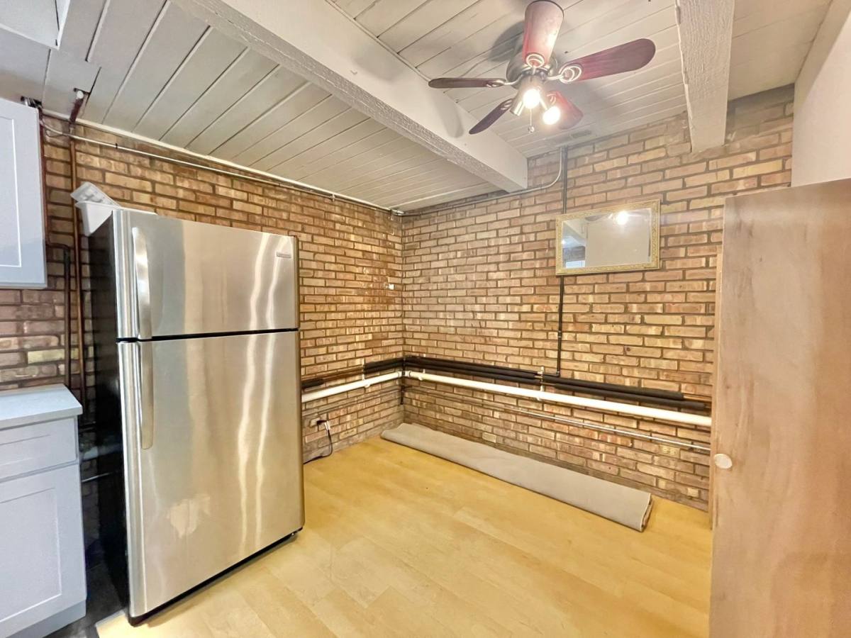 Townhouse for rent at 806 S Loomis St #B, Chicago, IL 60607