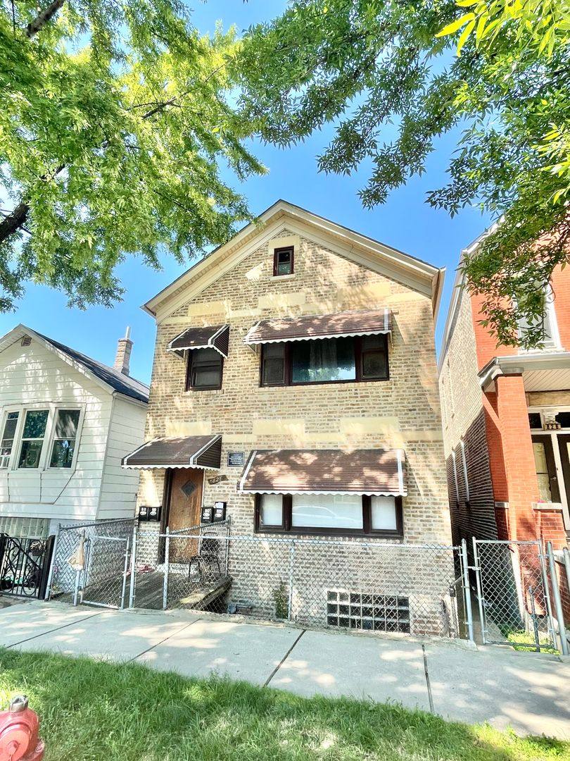 Apartment for rent at 828 W 34th St #2R, Chicago, IL 60608