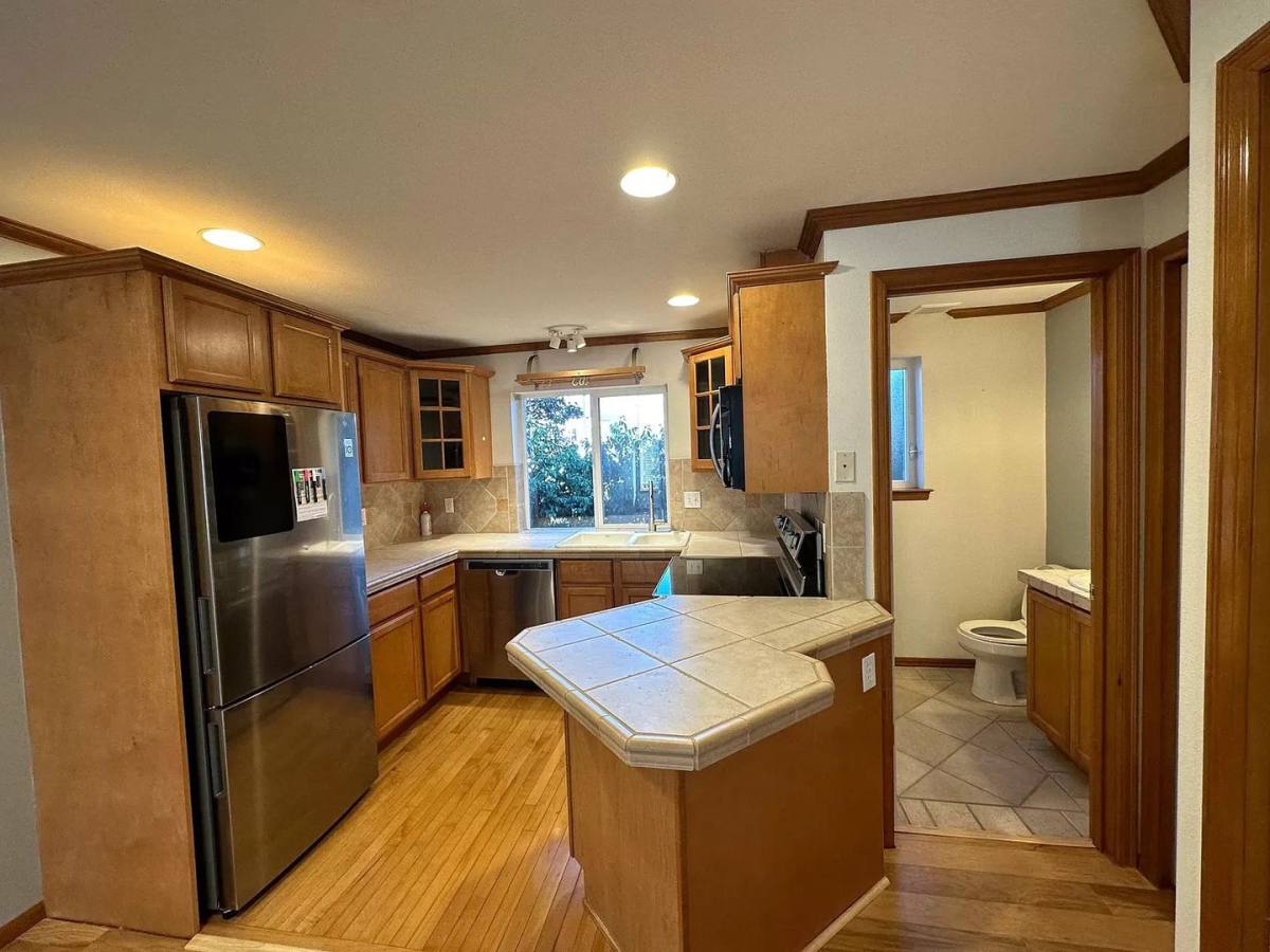 Townhouse for rent at 939 N 105th St, Seattle, WA 98133