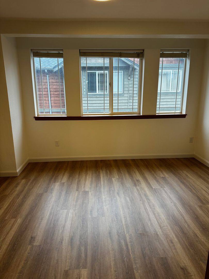 Townhouse for rent at 939 N 105th St, Seattle, WA 98133