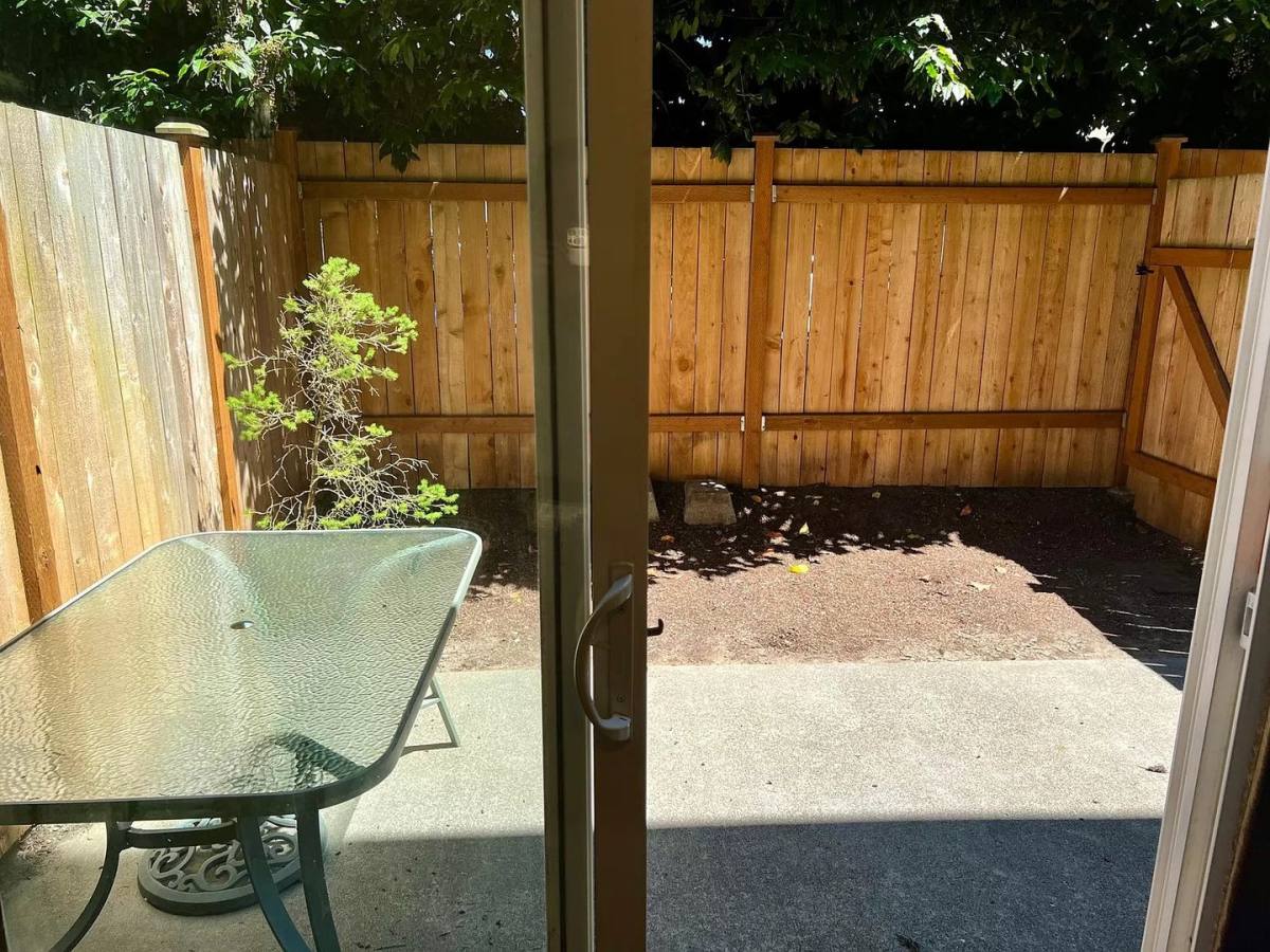 Townhouse for rent at 939 N 105th St, Seattle, WA 98133