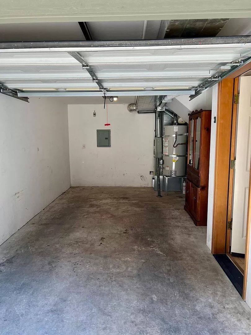 Townhouse for rent at 939 N 105th St, Seattle, WA 98133