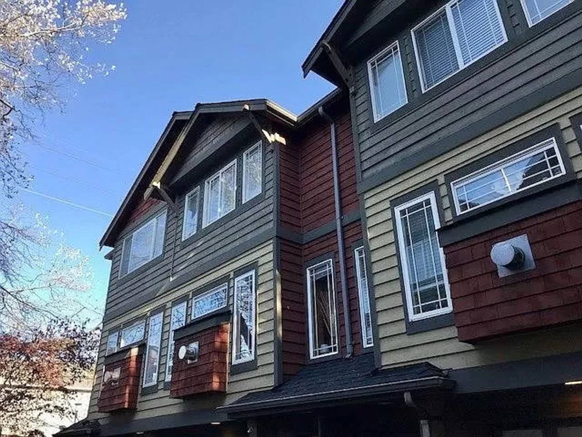 Townhouse for rent at 939 N 105th St, Seattle, WA 98133