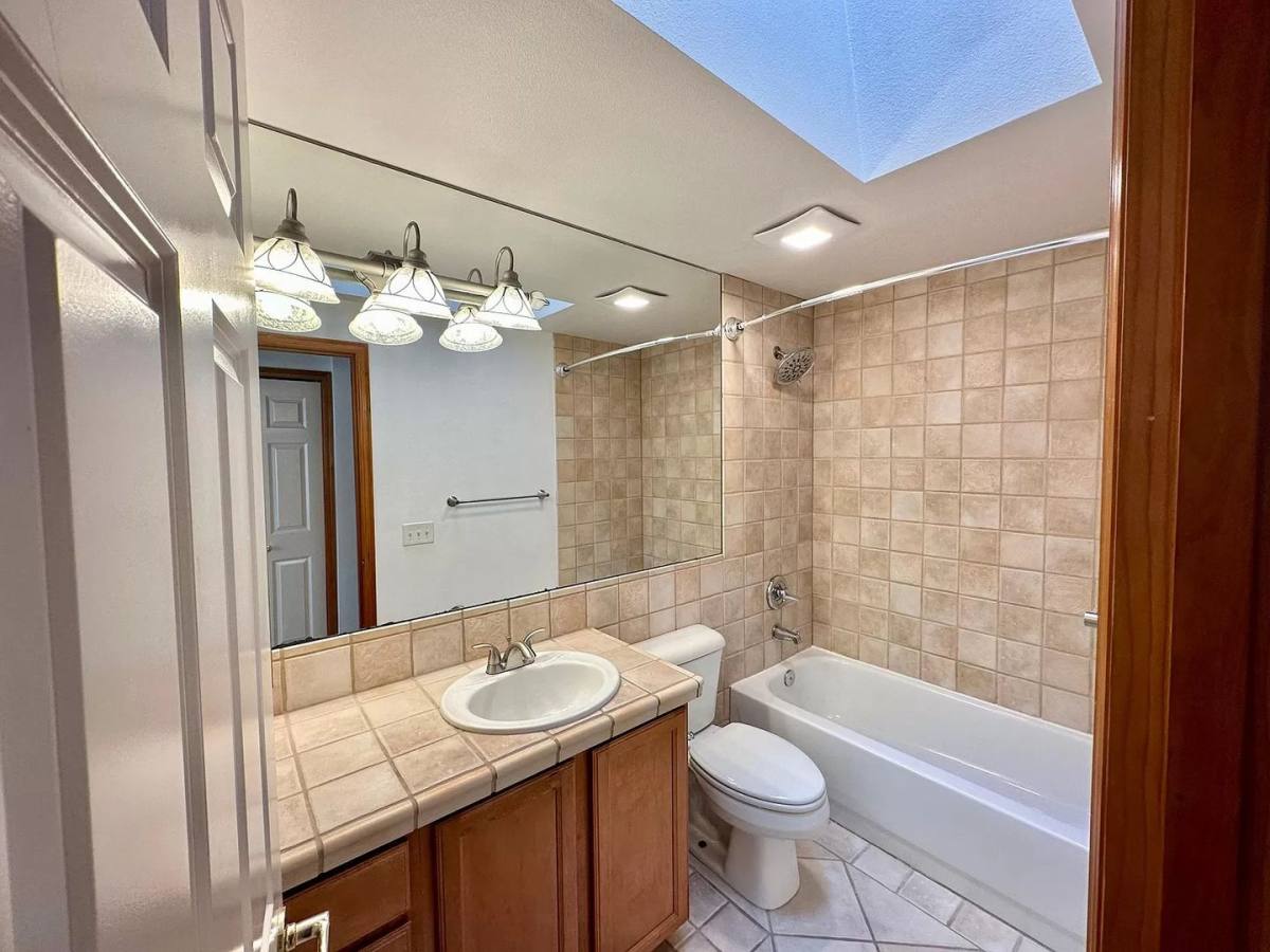 Townhouse for rent at 939 N 105th St, Seattle, WA 98133