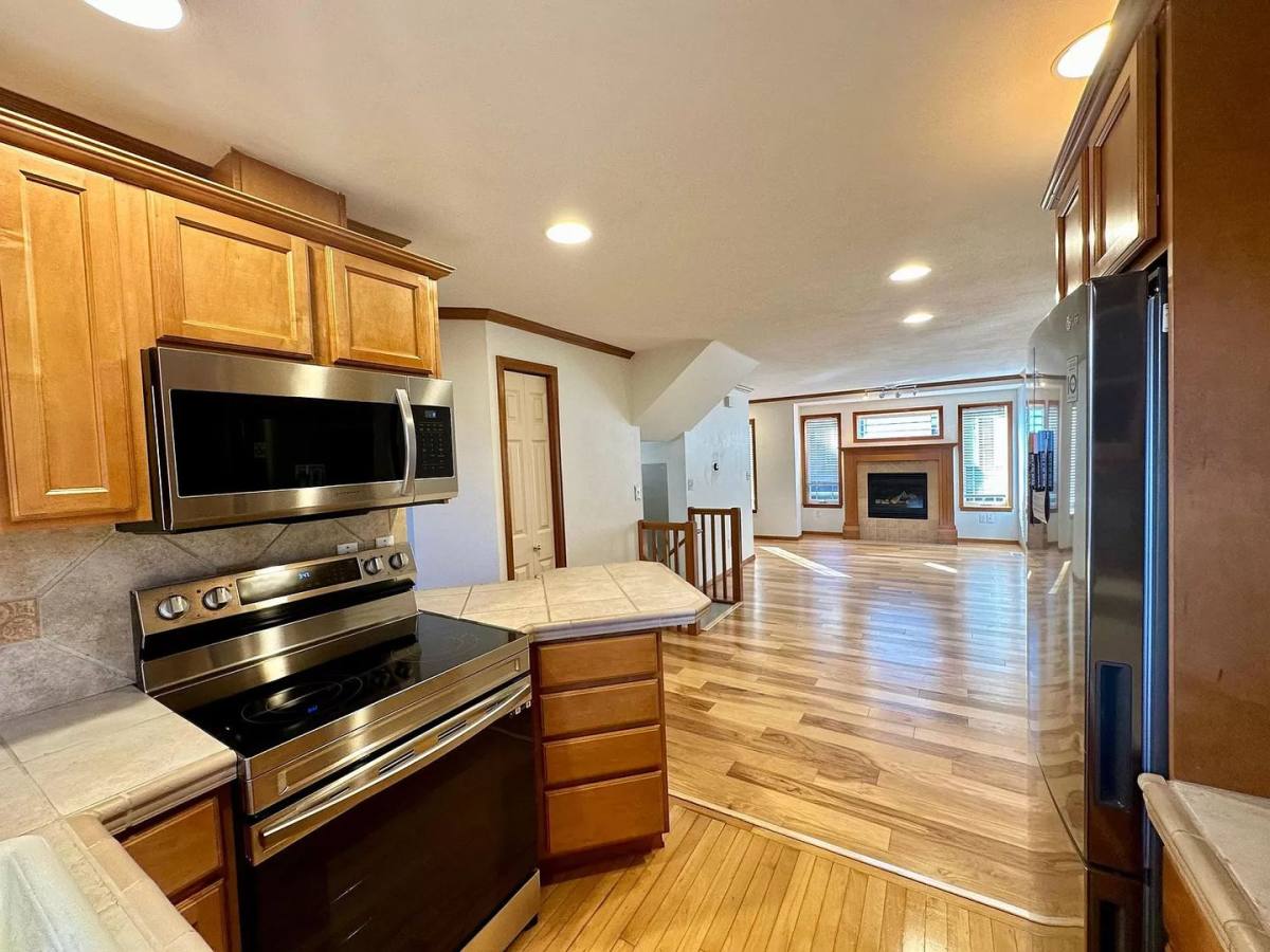 Townhouse for rent at 939 N 105th St, Seattle, WA 98133