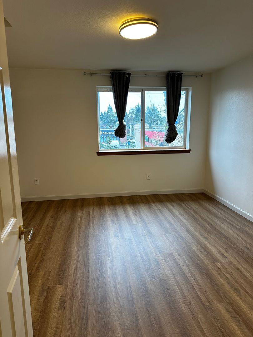 Townhouse for rent at 939 N 105th St, Seattle, WA 98133