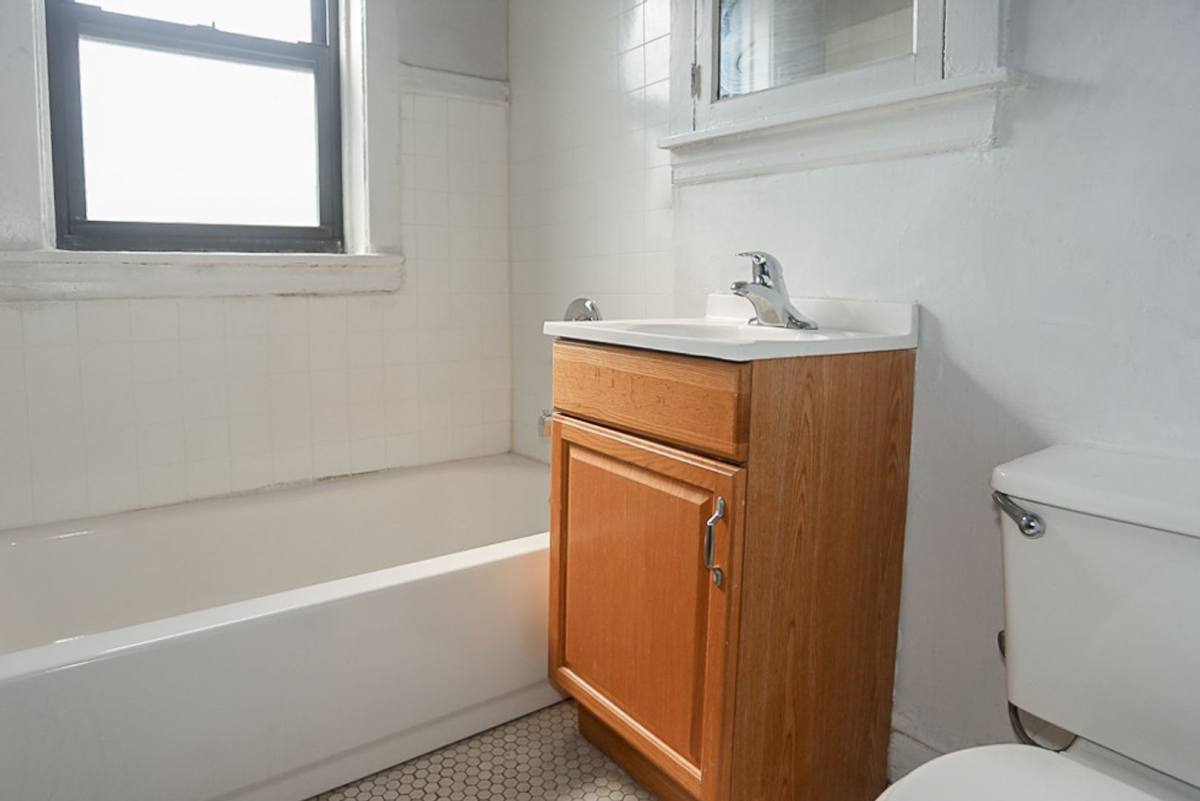 Apartment for rent at 2612 W Gunnison #2R, Chicago, IL 60657