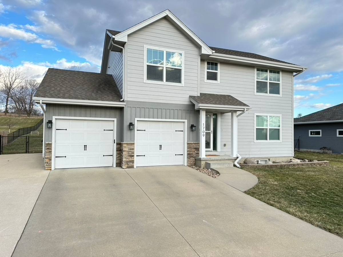 House for rent at 1709 Crabapple Lane, Granger, IA 50109