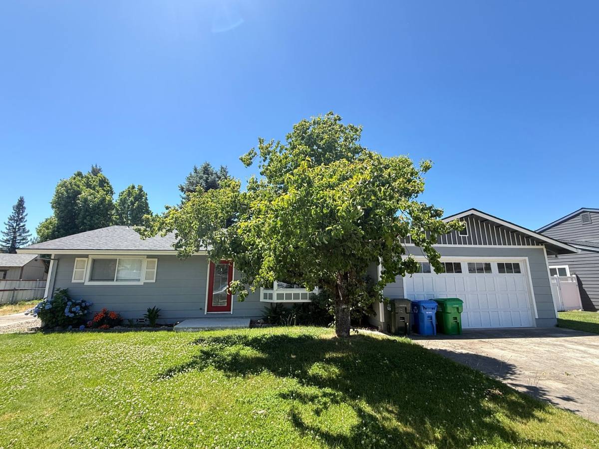 House for rent at 112 Hickory Dr, Rogue River, OR 97537