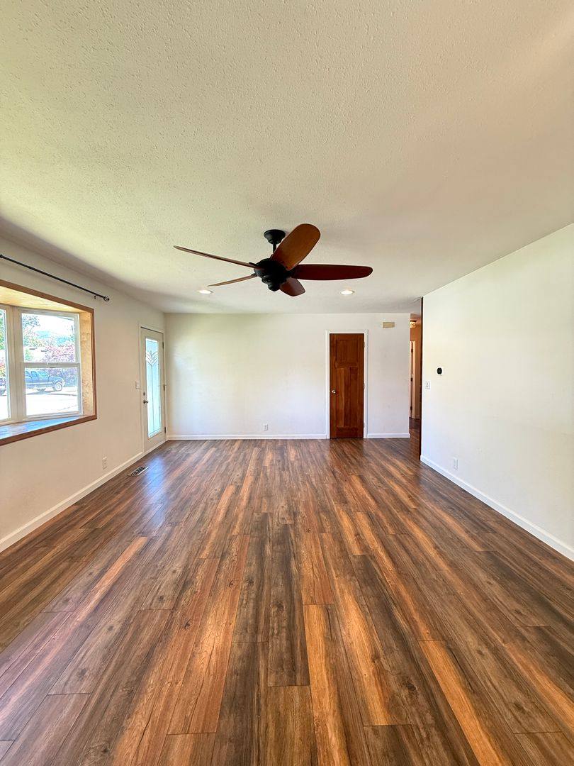 House for rent at 112 Hickory Dr, Rogue River, OR 97537