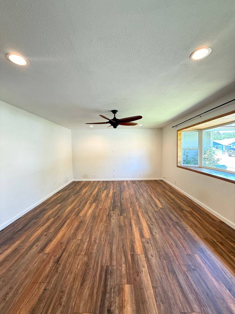 House for rent at 112 Hickory Dr, Rogue River, OR 97537
