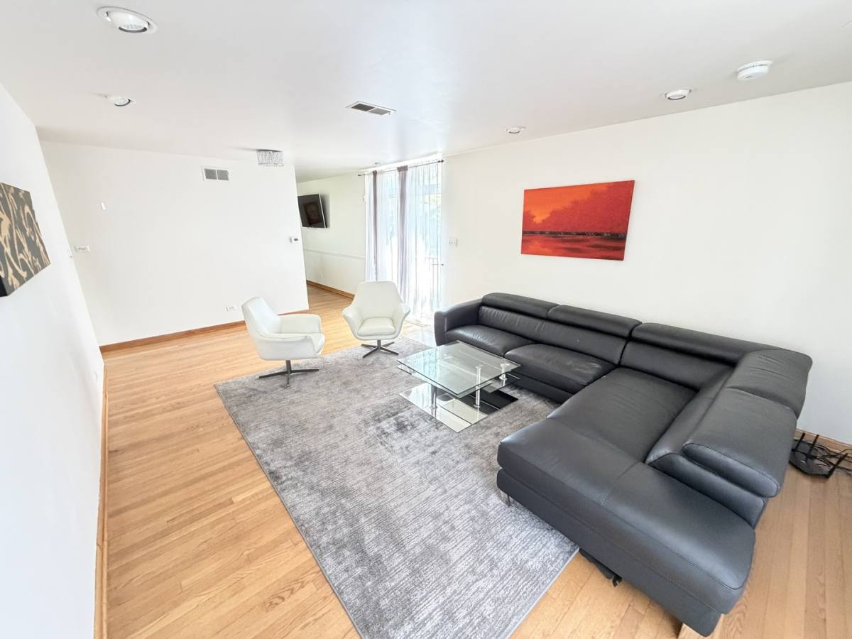Townhouse for rent at 5557 S Harper Ave, Chicago, IL 60637