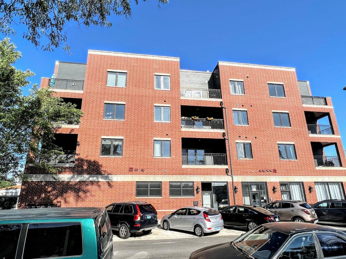 Apartment for rent at 3203 N Ridgeway Ave #3C, Chicago, IL 60618