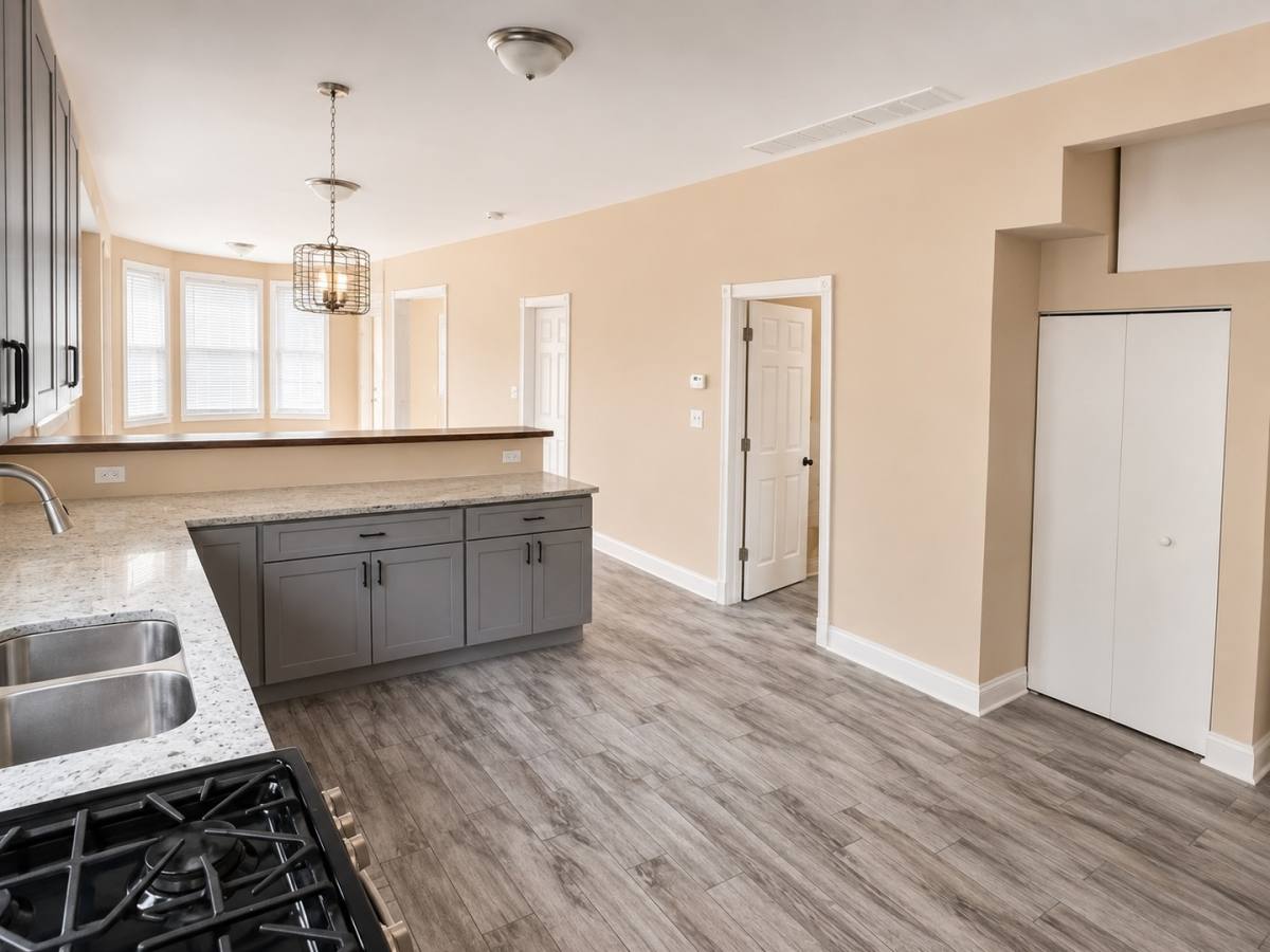 Apartment for rent at 5328 W Leland Ave #1, Chicago, IL 60630