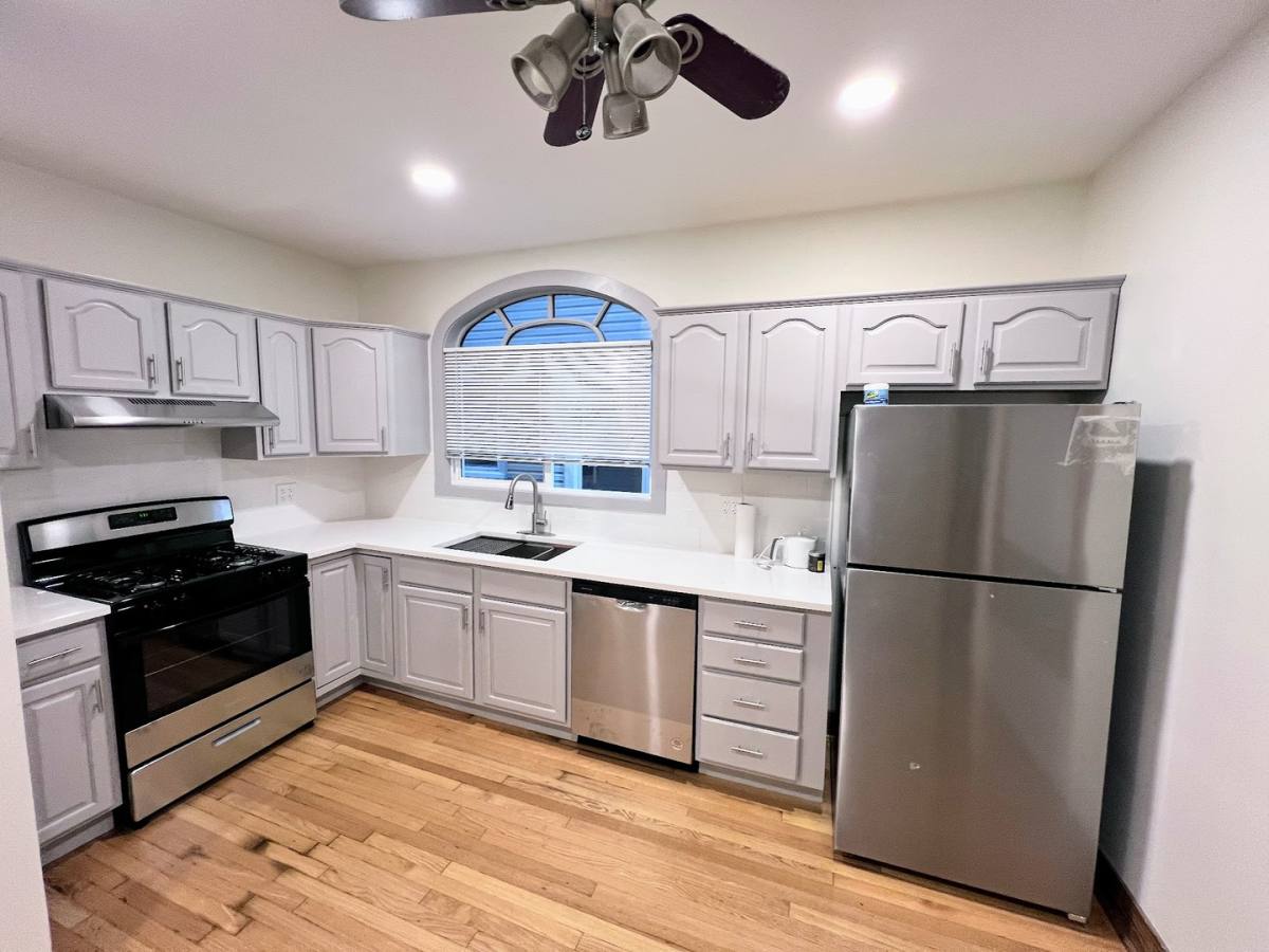 Apartment for rent at 5833 W Peterson Ave #1F, Chicago, IL 60646