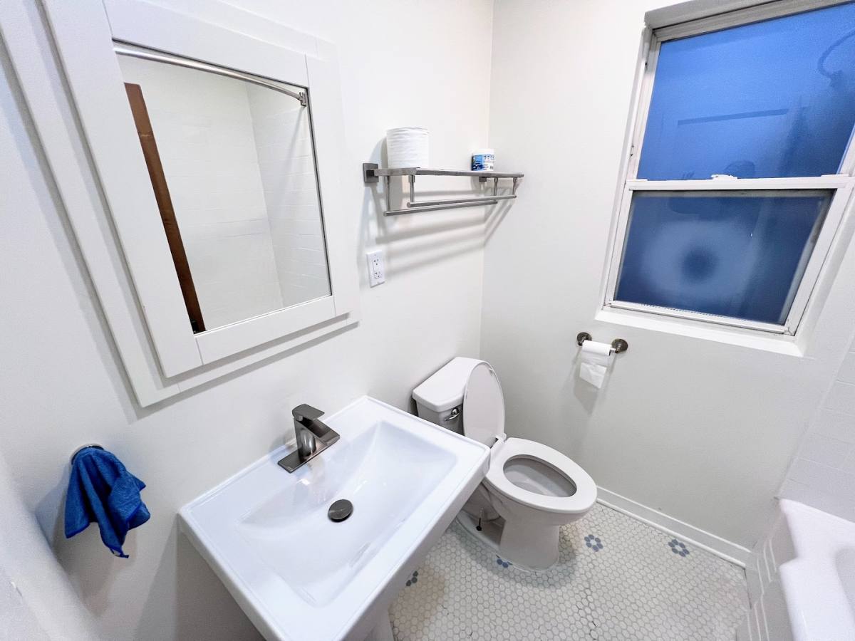 Apartment for rent at 5833 W Peterson Ave #1F, Chicago, IL 60646