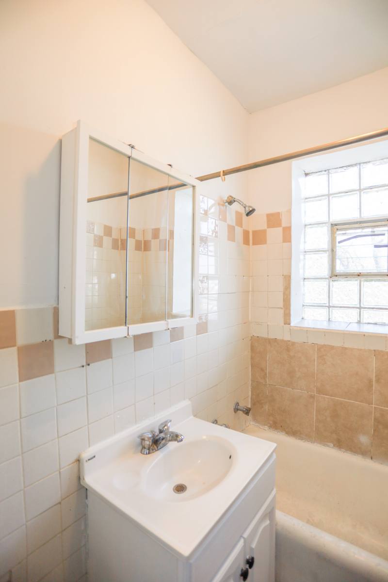 Apartment for rent at 4943 W Belle Plaine Ave #2A, Chicago, IL 60641