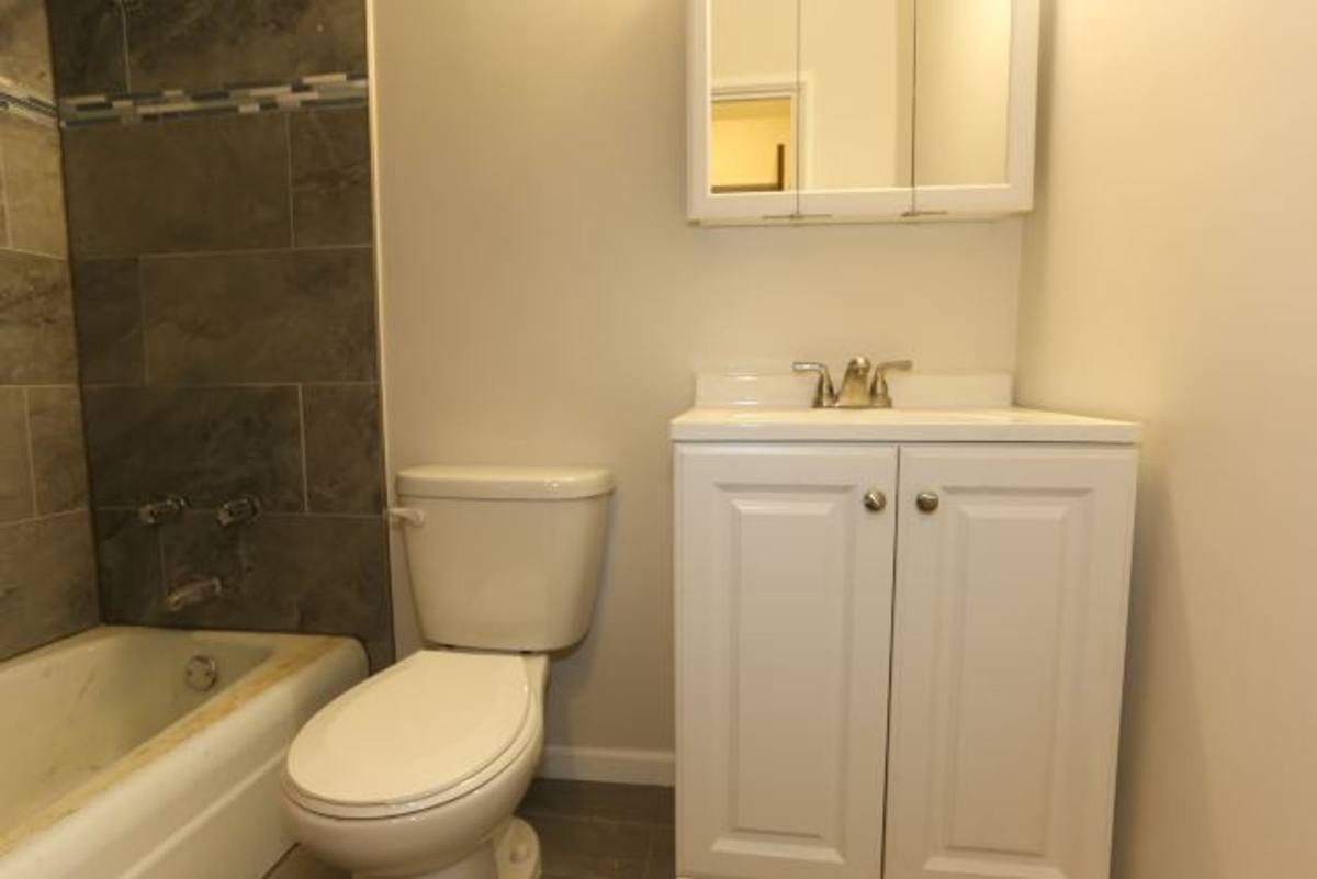 Apartment for rent at 1040 W Hollywood #320, Chicago, IL 60660