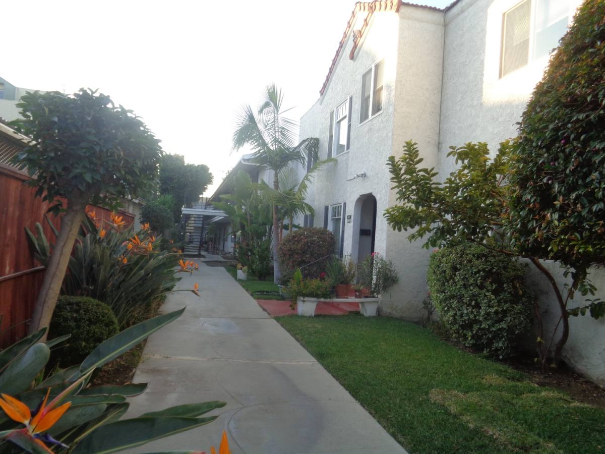 Apartment for rent at 631 Almond Ave, Long Beach, CA 90802