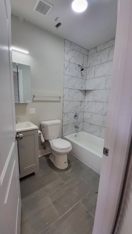Apartment for rent at 6416 N Campbell #2R, Chicago, IL 60645