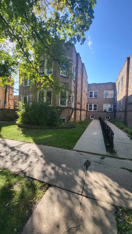 Apartment for rent at 6416 N Campbell #2R, Chicago, IL 60645