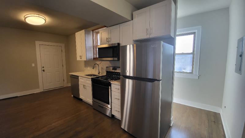 Apartment for rent at 6416 N Campbell #2R, Chicago, IL 60645