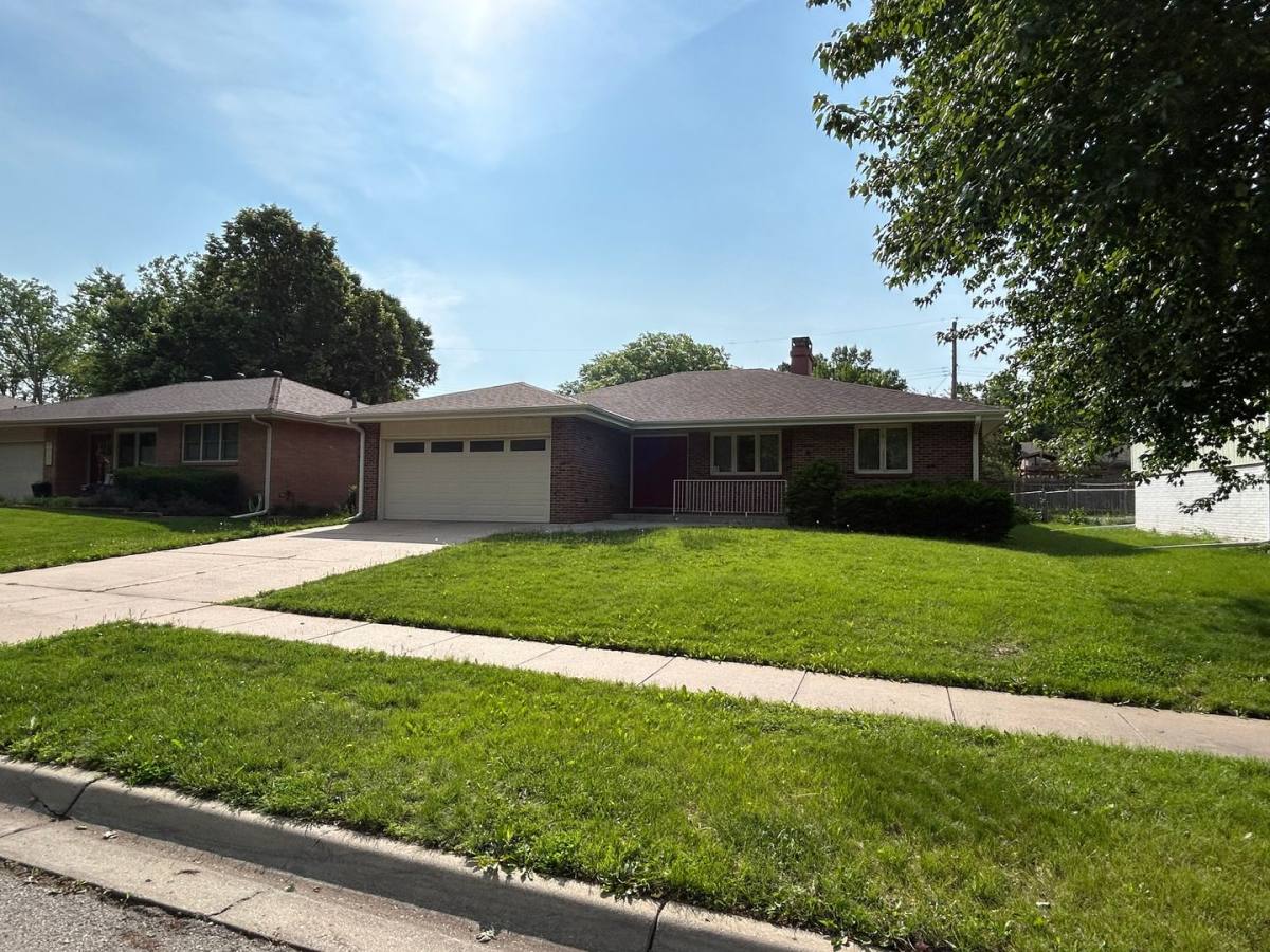 House for rent at 4924 Cresthaven Dr, Lincoln, NE 68516