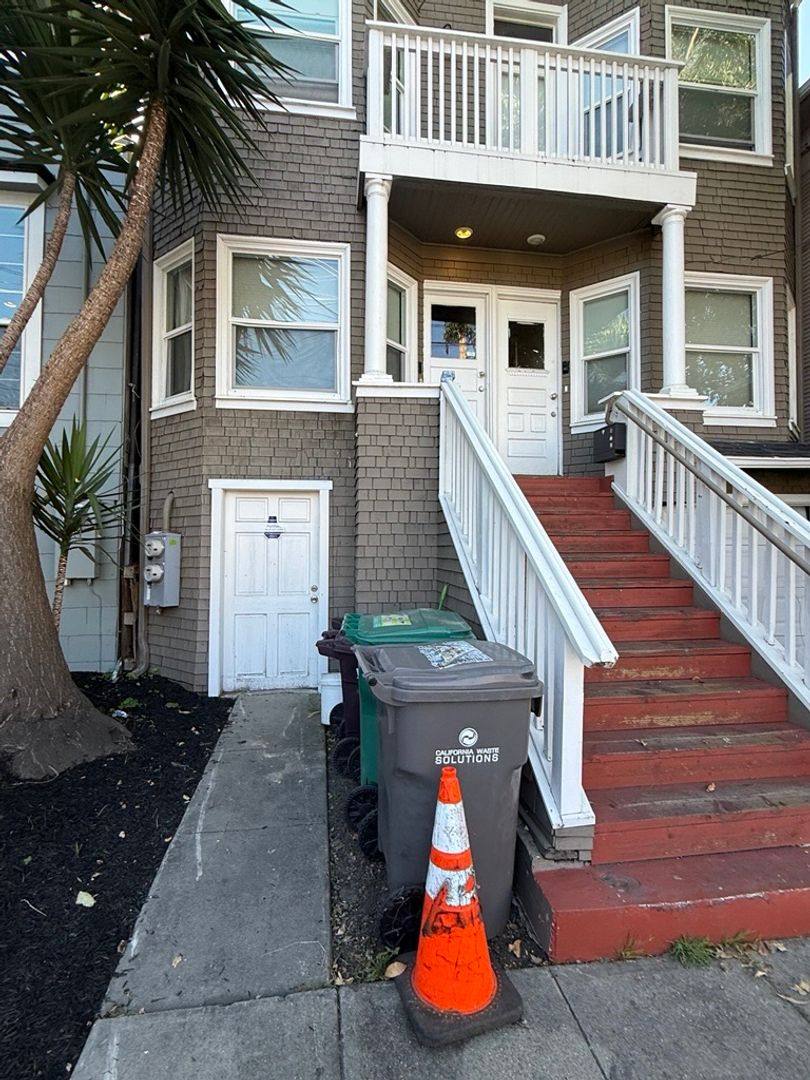 Apartment for rent at 2533 Filbert St, Oakland, CA 94607