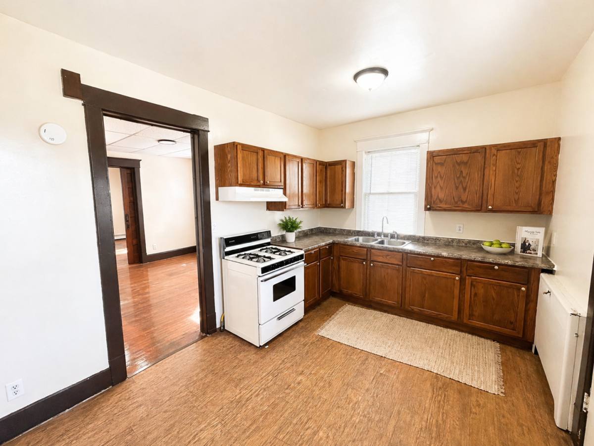 Apartment for rent at 516 - 518 W, Waterloo, IA 50701