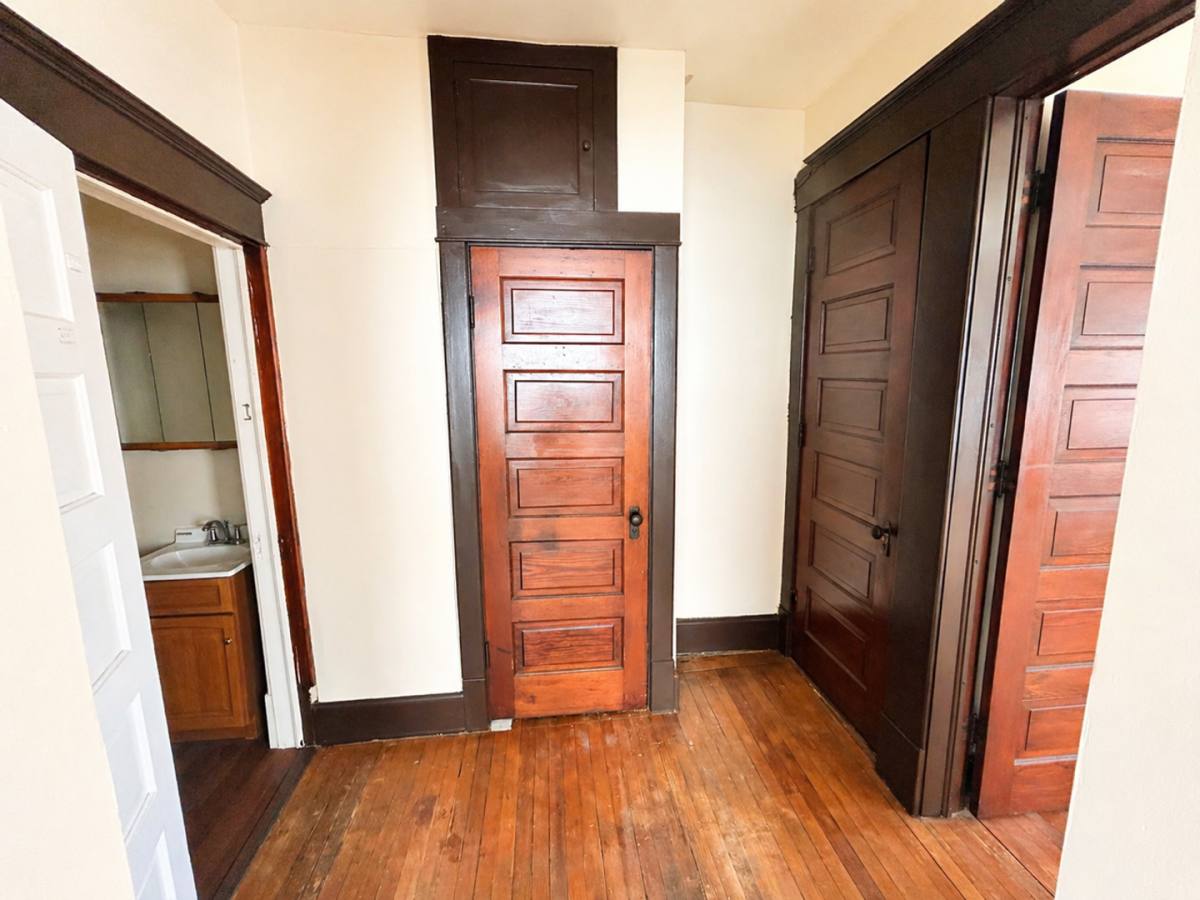 Apartment for rent at 516 - 518 W, Waterloo, IA 50701