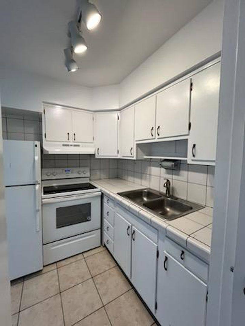 Apartment for rent at 150 E Lake St, Elmhurst, IL 60126