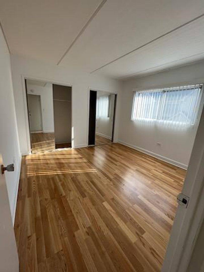 Apartment for rent at 160 E Lake Ave, Elmhurst, IL 60126