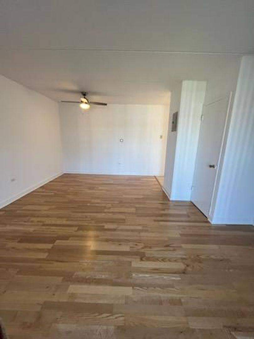 Apartment for rent at 160 E Lake Ave, Elmhurst, IL 60126