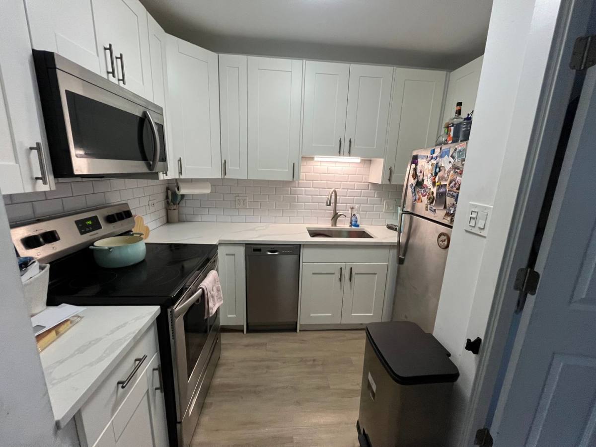 Apartment for rent at 160 E Lake Ave, Elmhurst, IL 60126