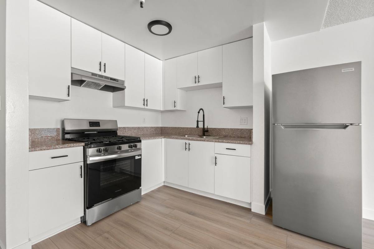 Apartment for rent at 515 S Kingsley Dr, Los Angeles, CA 90020