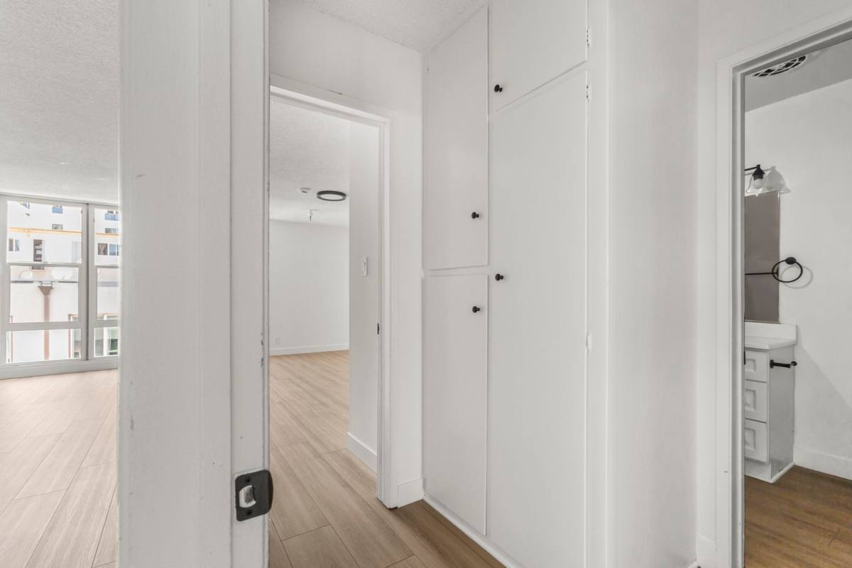 Apartment for rent at 515 S Kingsley Dr, Los Angeles, CA 90020