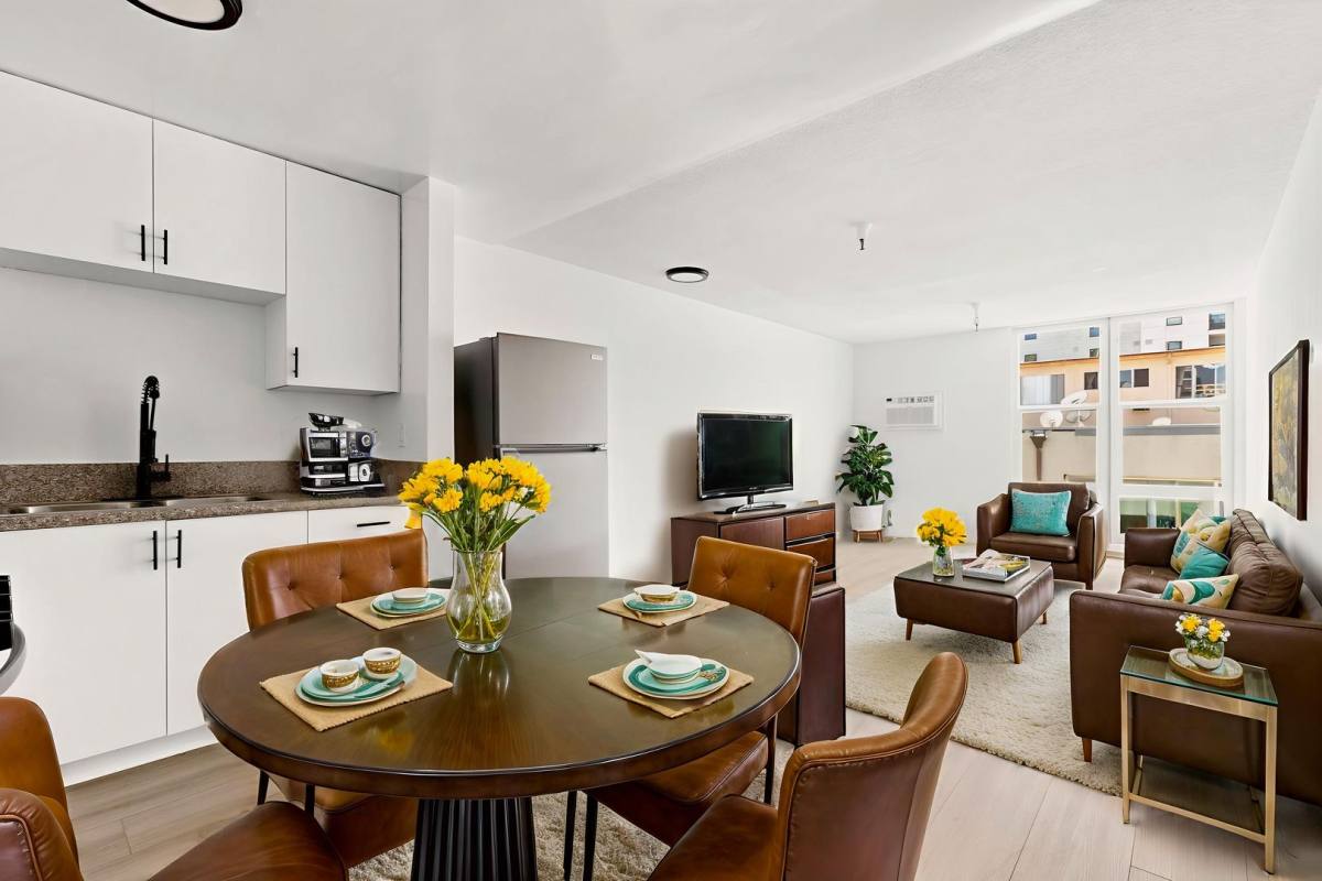 Apartment for rent at 515 S Kingsley Dr, Los Angeles, CA 90020
