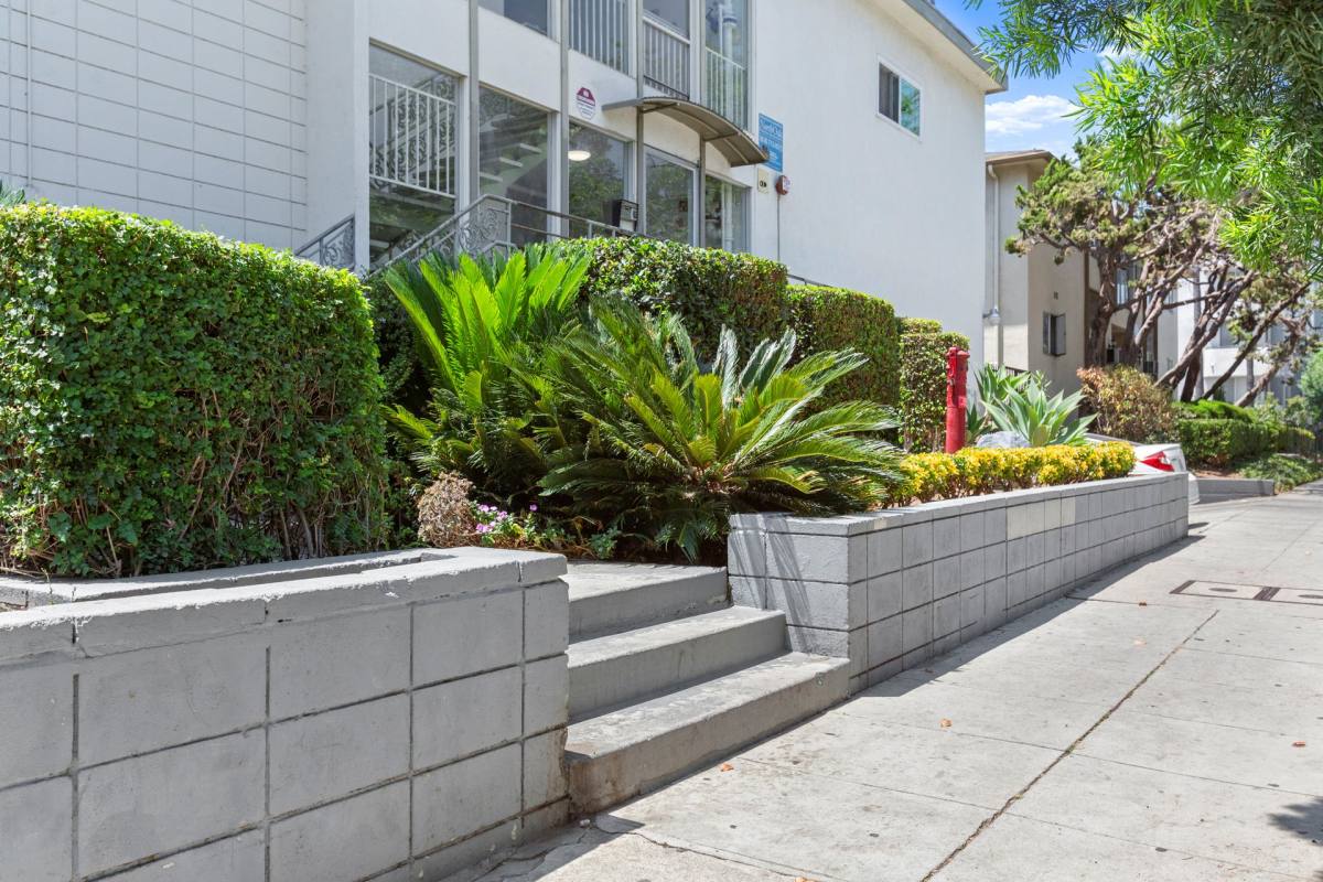 Apartment for rent at 515 S Kingsley Dr, Los Angeles, CA 90020