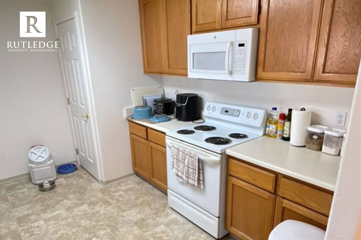 House for rent at 8062 25th St, White City, OR 97503