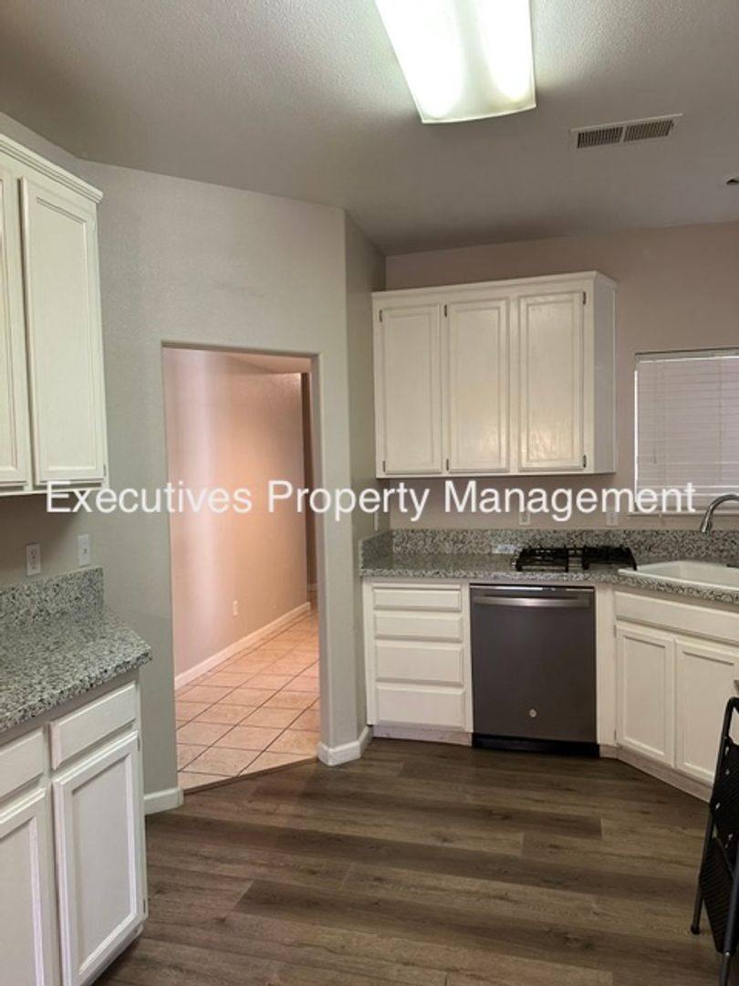 House for rent at 654 Gateway Dr, Merced, CA 95340
