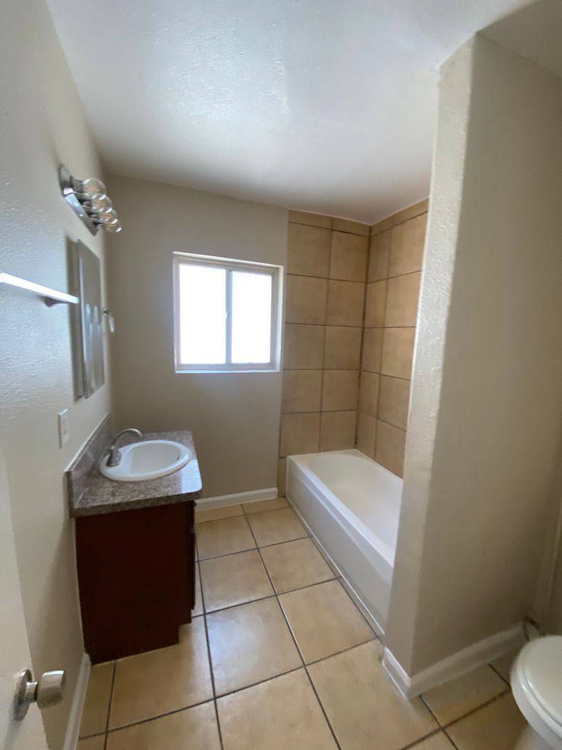 Apartment for rent at 6175 Linden Ave, Long Beach, CA 90805