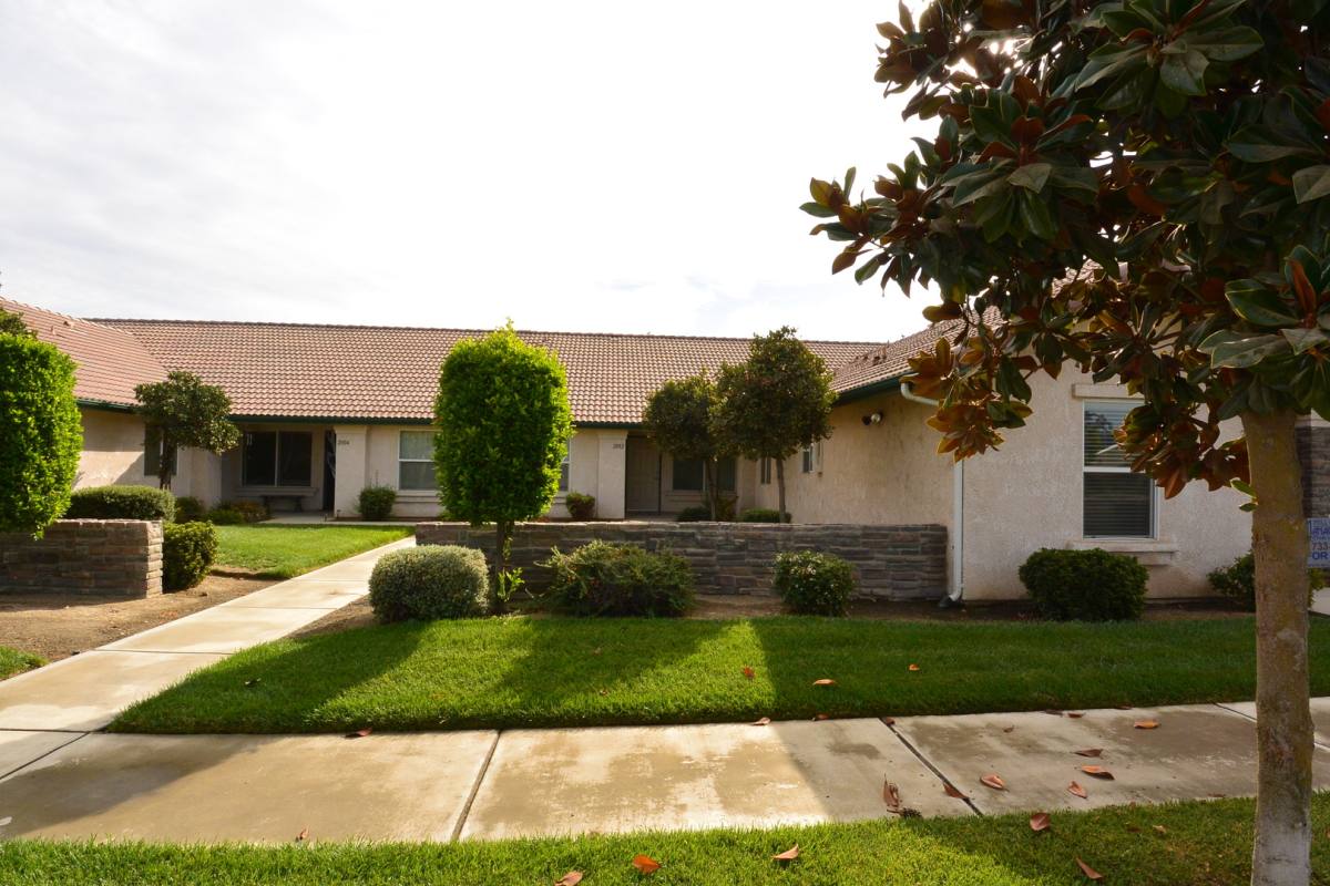 Apartment for rent at 2800, 02, 04 N County Center & 2753 W Oriole, Visalia, CA 93291