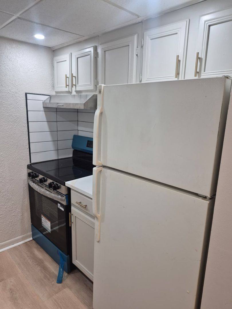 Apartment for rent at 7855 S Kedzie Ave #2-D, Chicago, IL 60652