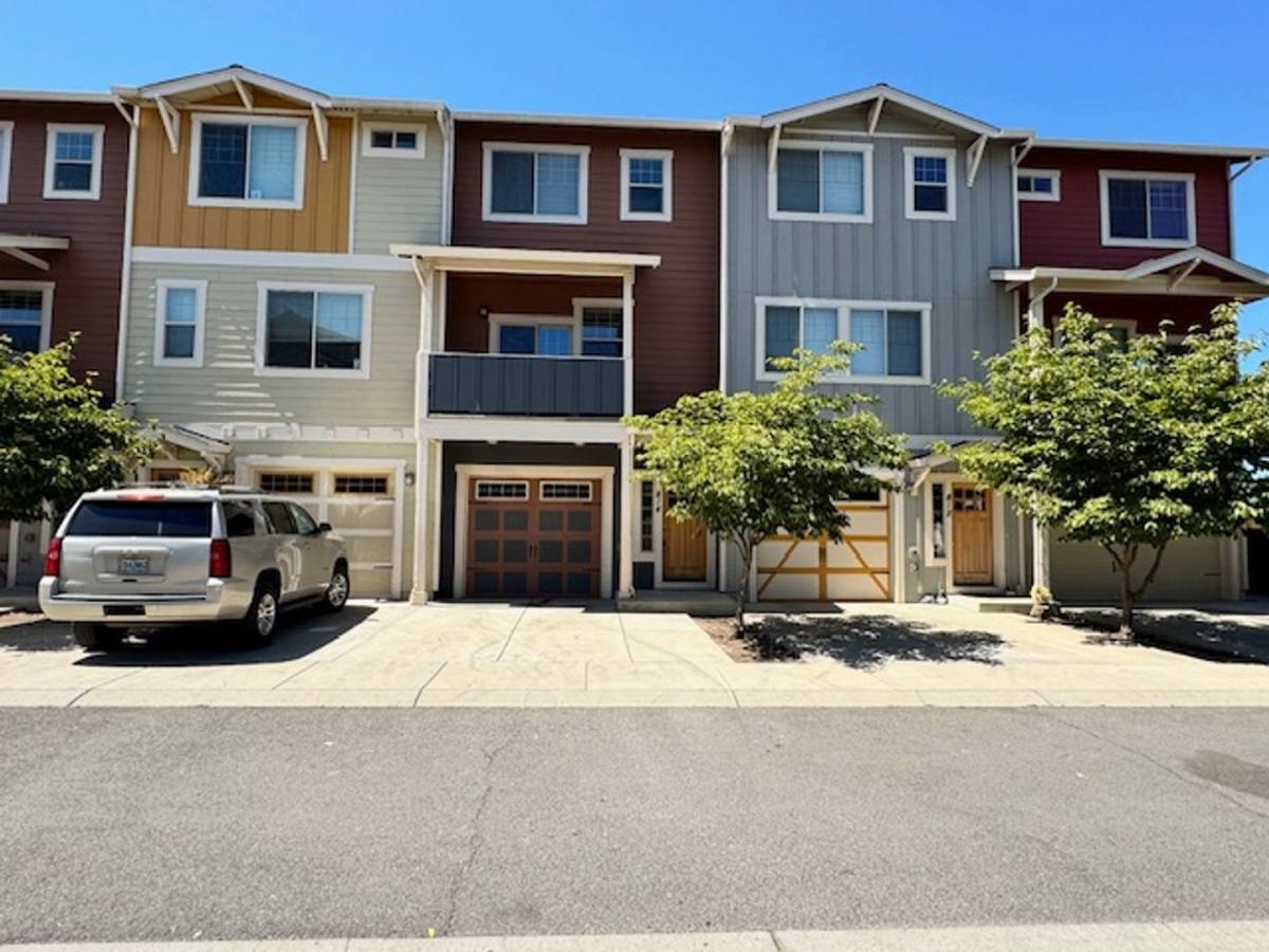 Townhouse for rent at 814 Overcup St, Medford, OR 97501