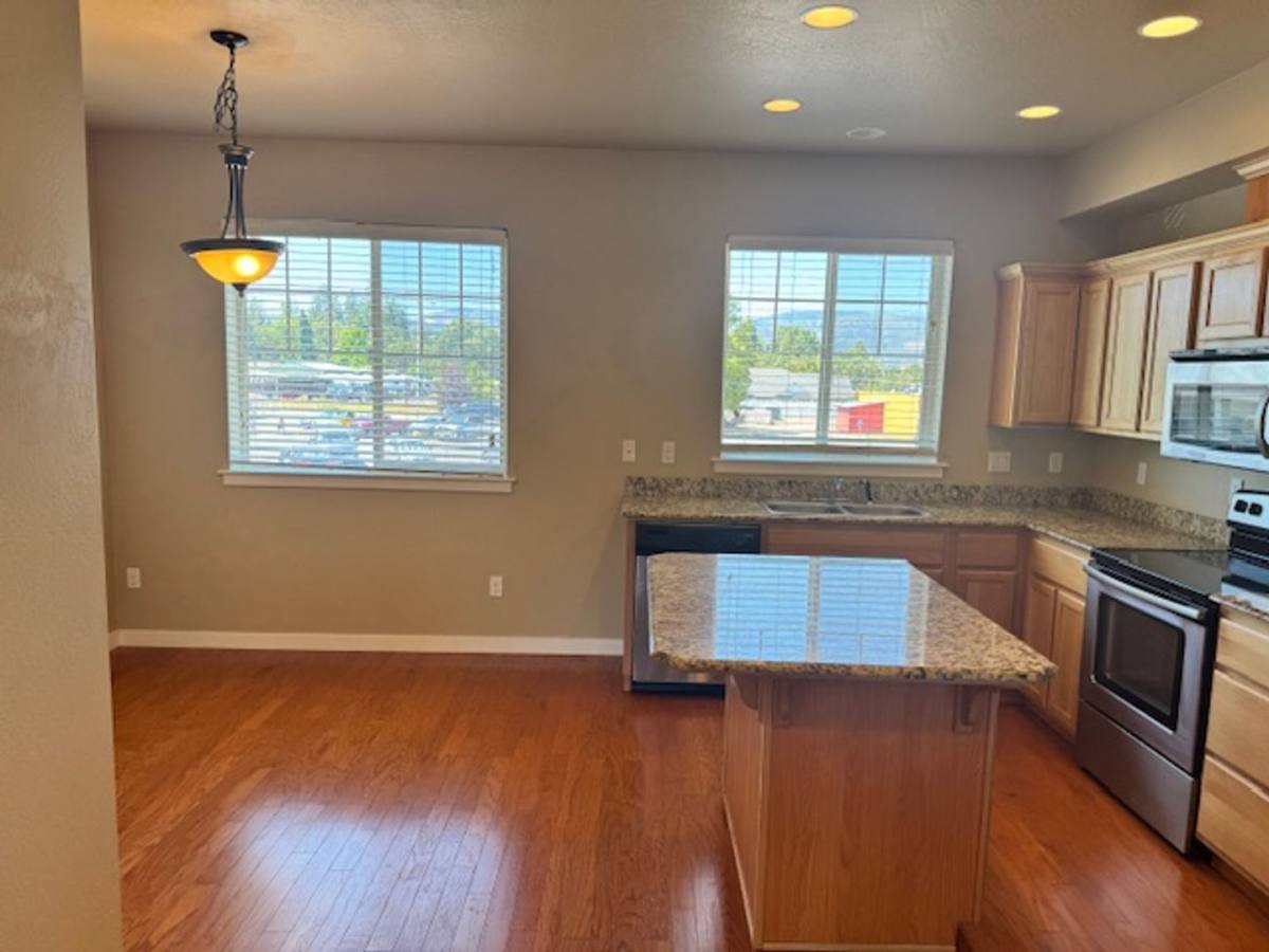 Townhouse for rent at 814 Overcup St, Medford, OR 97501