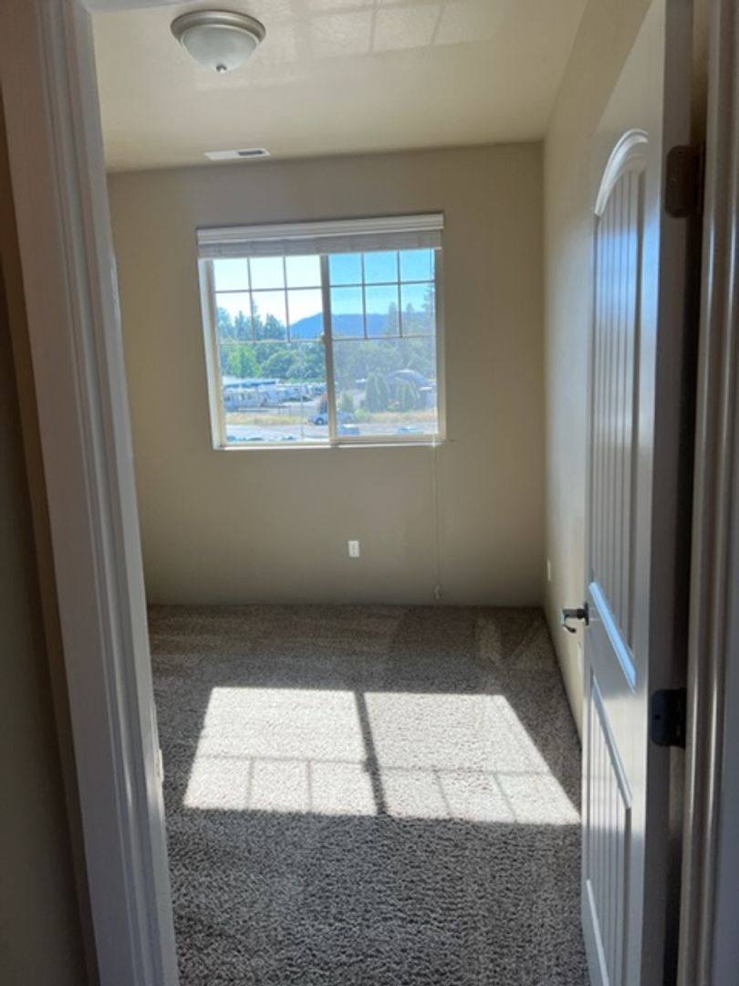 Townhouse for rent at 814 Overcup St, Medford, OR 97501
